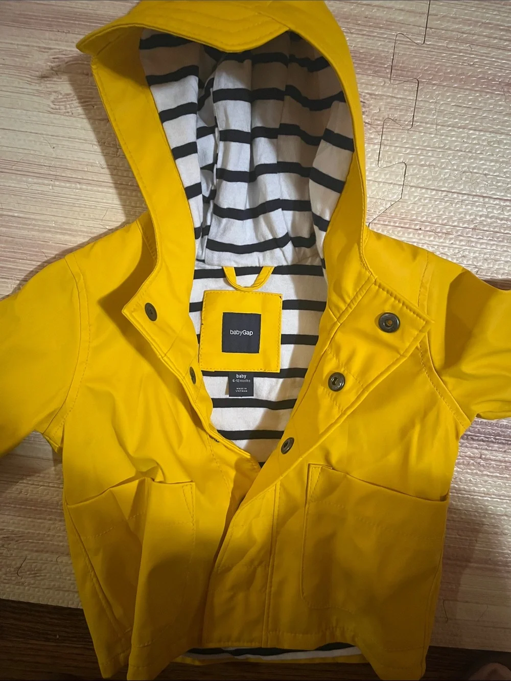 GAP bright yellow